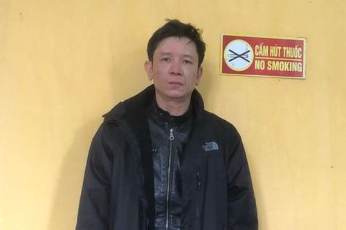 Tạm giữ lái xe uống rượu 'thông chốt', kéo lê xe mô tô cảnh sát