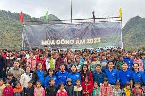 Mang mùa đông ấm lên 10 xã khó khăn vùng núi Cao Bằng