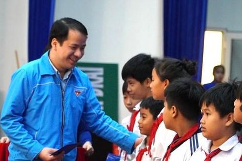 Bí thư T.Ư Đoàn thăm, tặng quà thanh niên công nhân vùng biên Kon Tum