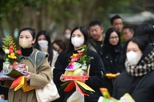 Rằm tháng Chạp, người Hà Nội tấp nập đi lễ vọng phủ Tây Hồ