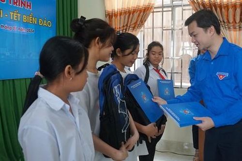 Bí thư Trung ương Đoàn thăm, chúc Tết người dân tại Đồng Tháp