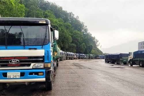 Hàng trăm xe chở hàng ùn ứ nhiều ngày dọc Quốc lộ 12C ở Hà Tĩnh