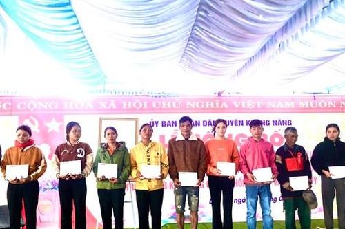Báo Tiền Phong trao quà cho các hộ nghèo tại xã An toàn khu