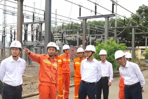 Sẵn sàng các phương án đảm bảo truyền tải điện an toàn, liên tục dịp Tết Nguyên đán và mùa khô năm 2024