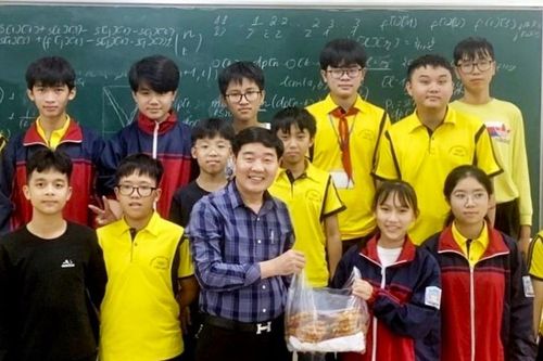 Lời nhắn ấm lòng của hiệu trưởng: 'Nếu rét quá các em ngủ quên, thầy sẽ mở cổng'