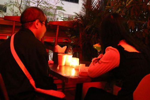 Bịt mắt hẹn hò trong quán rượu, cô gái khó chịu vì hành xử của gã trai
