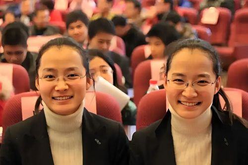 Cặp song sinh đạt học bổng đại học số 1 châu Á, trở thành giáo sư ở tuổi 35
