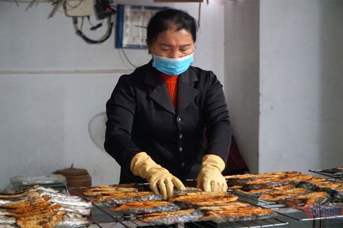 Nướng cá không ngơi tay từ 3h sáng tới khuya, ngày làm 5 tạ vẫn 'cháy' đơn