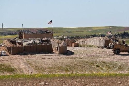 Mỹ phủ nhận rút quân khỏi Syria, kêu gọi Trung Quốc giục Iran kiềm chế Houthi