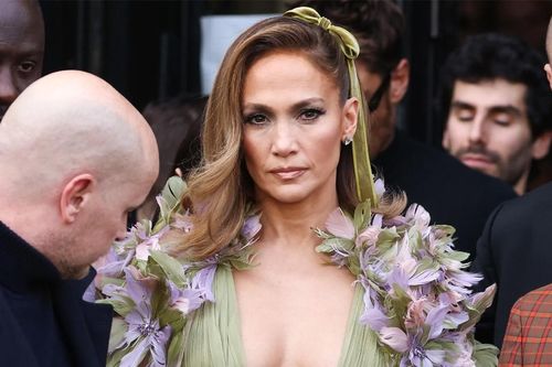 Jennifer Lopez gây sốt khi mặc váy lộ ngực đi xem thời trang
