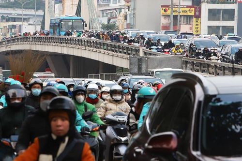 Đường phố Hà Nội 'đông như nêm' sau nhiều ngày mưa, rét hại