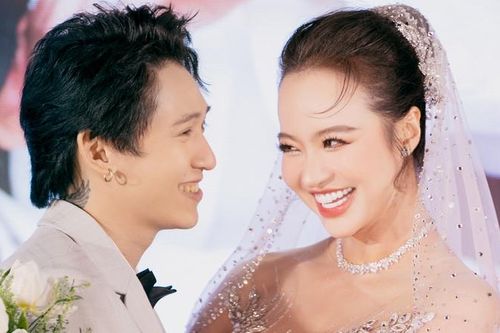 Hoa hậu Kiều Ngân bật khóc khi chồng quỳ gối cầu hôn trong lễ cưới