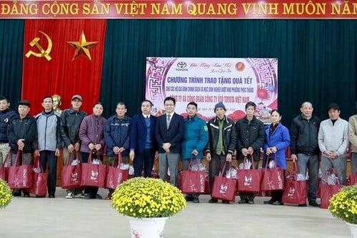 Toyota Việt Nam trao quà Tết cho các hộ gia đình chính sách và trẻ em có hoàn cảnh khó khăn