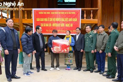 Thường trực HĐND, Đoàn đại biểu quốc hội tỉnh Nghệ An tặng quà Tết Nguyên đán Giáp Thìn 2024 tại xã Na Loi