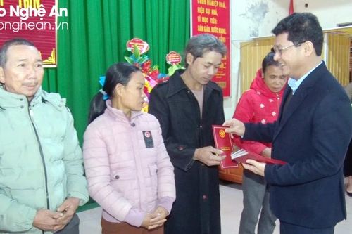 Đoàn công tác Ủy ban Kiểm tra Tỉnh ủy trao quà Tết cho người nghèo các huyện Con Cuông, Quỳnh Lưu