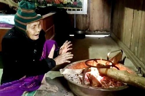 Vì sao không nên đốt than để sưởi ấm trong phòng kín khi trời rét đậm?