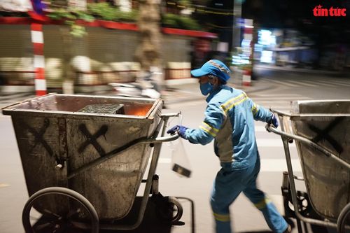 Người lao động mưu sinh trong đêm rét cắt da, cắt thịt