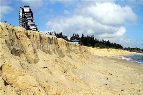 Cấp bách ứng phó sạt lở tại bãi biển Bảo Ninh