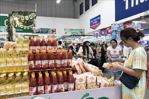 Hàng hóa Tết giảm giá 'chạy đua' doanh số