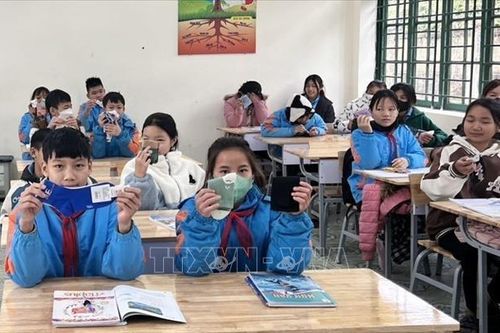 Một học sinh dùng tiền tiết kiệm mua 700 đôi tất tặng các bạn vùng biên giới