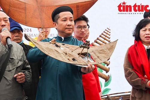 Lần đầu tiên người dân được chiêm ngưỡng chiếc diều cổ có niên đại khoảng 500 năm