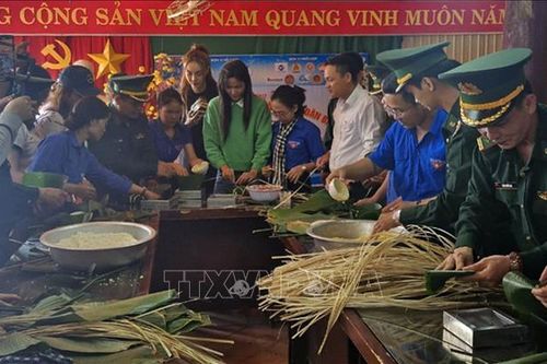 Mang Tết yêu thương đến với đồng bào biên giới