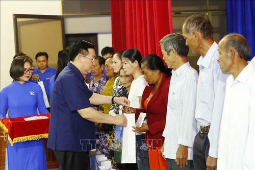 Chủ tịch Quốc hội chúc Tết, tặng quà gia đình chính sách, công nhân, lực lượng vũ trang tỉnh Bạc Liêu