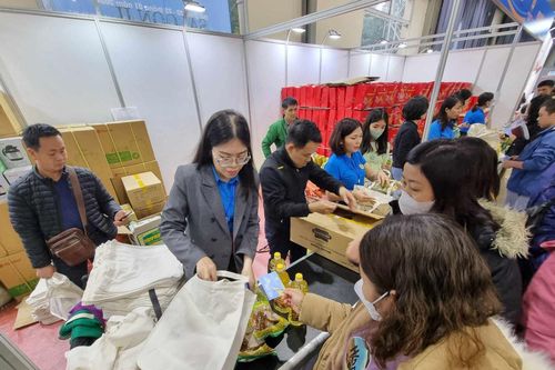 Tổng Liên đoàn lao động phản hồi về việc công nhân từ chối quà Tết qua sàn thương mại điện tử