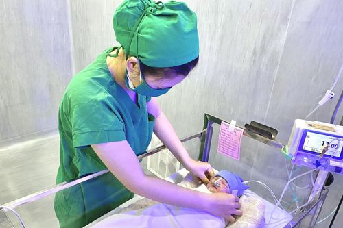 Cứu sống mẹ và bé bị sa dây rốn hiếm gặp
