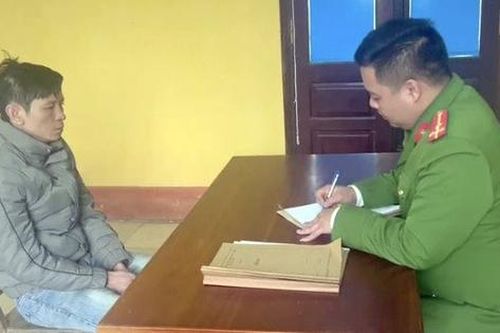 Khoảnh khắc tài xế thông chốt CSGT, kéo lê xe công vụ chạy 5km