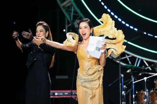 Lệ Quyên có động thái gây chú ý sau màn trao giải 'nhanh như chớp' khiến MC cản không kịp