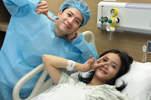 Nữ diễn viên Việt sẽ sinh con trong hôm nay, lộ hình ảnh cùng ông xã bên giường mổ