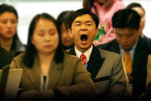 Tiệc liên hoan cuối năm: Múa hát, diễn văn nghệ trở thành áp lực lớn khiến dân văn phòng ngán ngẩm