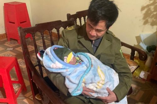 Bé trai sơ sinh bị bỏ rơi giữa cái rét lạnh cóng của Lạng Sơn