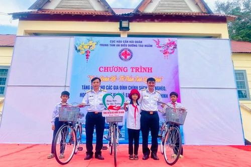 Tặng quà Tết các gia đình có công với cách mạng và đồng bào nghèo ở Ea Lâm