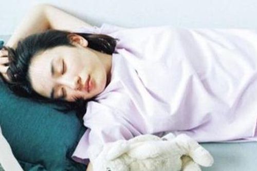 Sai lầm khi ngủ sẽ gây hại cho tóc và da