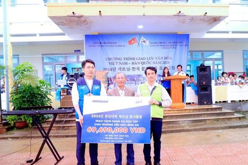 ĐH Chung Ang tặng thiết bị dạy học và tổ chức giao lưu giáo dục tại Quảng Ngãi