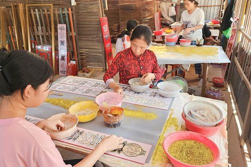 Lưu giữ nét xưa nghề vẽ tranh trên kiếng