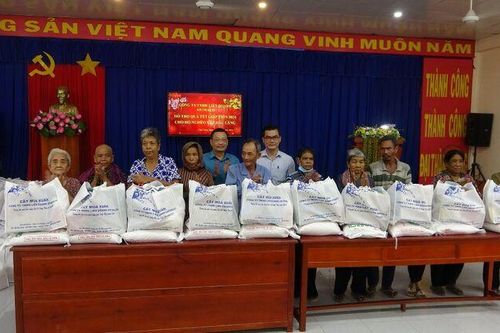 Công ty TNHH Liên doanh Antraco tặng 2.670 phần quà Tết