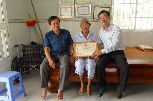 Phó Chủ tịch UBND huyện Tri Tôn Trần Minh Giang mừng thọ các cụ cao tuổi