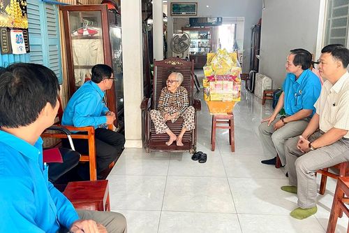 Liên đoàn Lao động tỉnh An Giang thăm và chúc Tết tại huyện Chợ Mới
