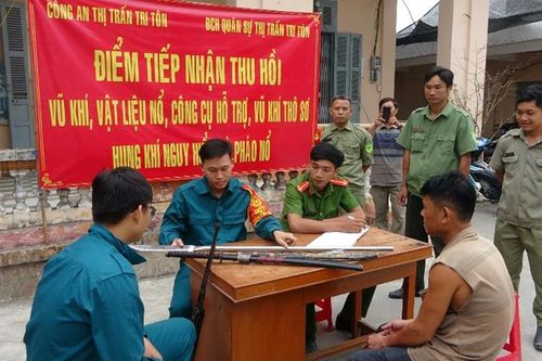 Người dân Tri Tôn giao nộp nhiều vũ khí nguy hiểm