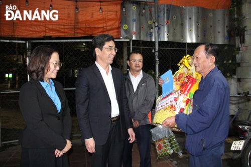 Lãnh đạo thành phố thăm, tặng quà Tết công nhân lao động tại các khu nhà trọ