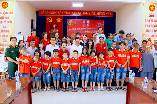 Bí thư Tỉnh ủy Nguyễn Hồng Lĩnh thăm, tặng quà Tết cho các em thiếu nhi mồ côi, khuyết tật