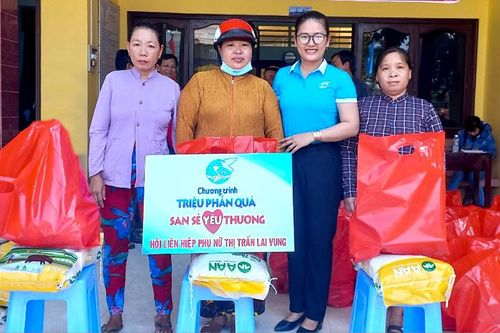 Trao 100 phần quà cho người dân có hoàn cảnh khó khăn