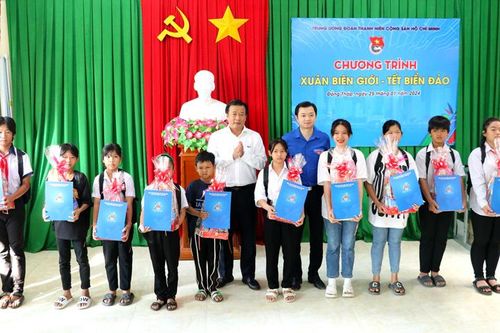 Trung ương Đoàn trao quà tết cho cán bộ Đoàn, Hội, Đội, học sinh khu vực biên giới
