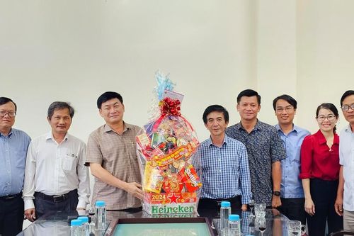 Lãnh đạo UBND TP. Pleiku thăm, chúc tết Báo Gia Lai và Đài Phát thanh-Truyền hình tỉnh