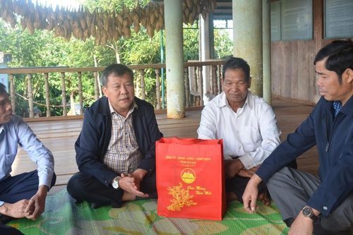 Chủ nhiệm Ủy ban Kiểm tra Tỉnh ủy thăm, tặng quà tại huyện Chư Păh