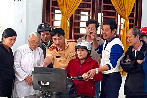 An Khê: Hơn 100 tăng ni, phật tử được tuyên truyền và hướng dẫn lái xe an toàn