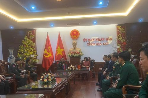 Đoàn đại biểu Bộ Tư lệnh Quân khu 4 (Quân đội Hoàng gia Campuchia) thăm, chúc Tết